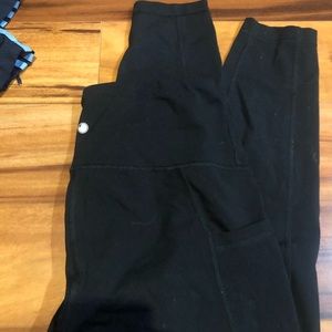 yogaliscious leggings, 7/8, black with two side pockets. size medium
